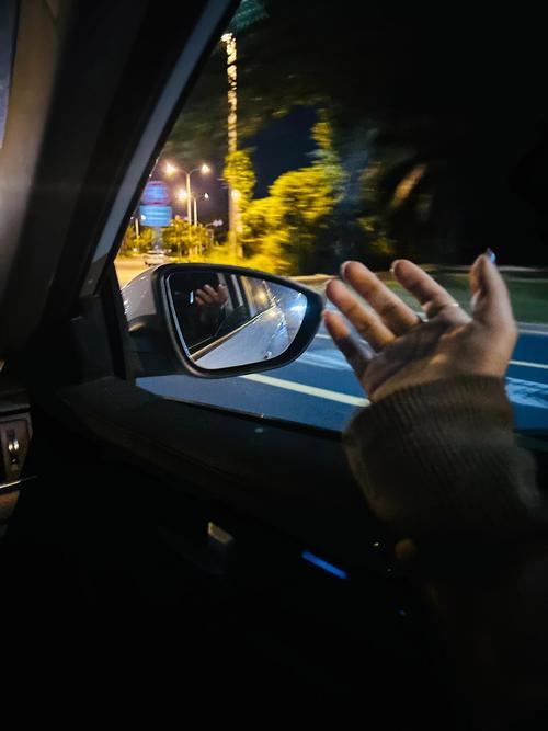 车窗按键按下去弹不回来