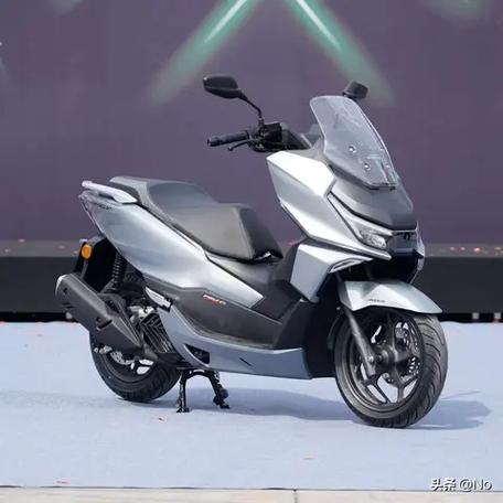 新大洲150踏板摩托车