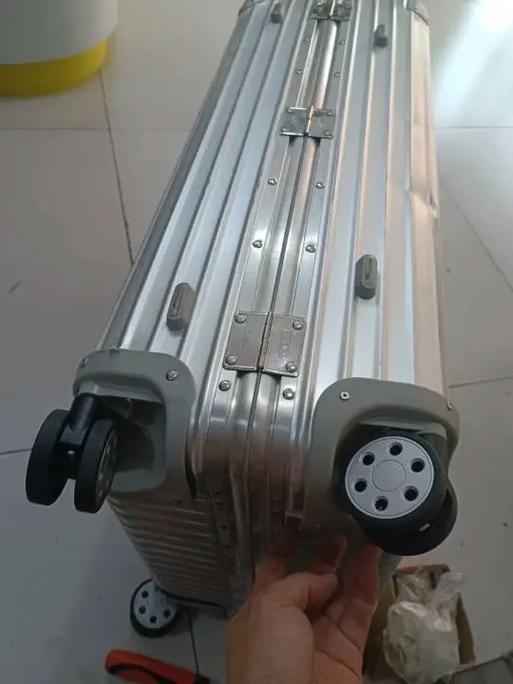 行礼箱裂开了一条小缝怎么办