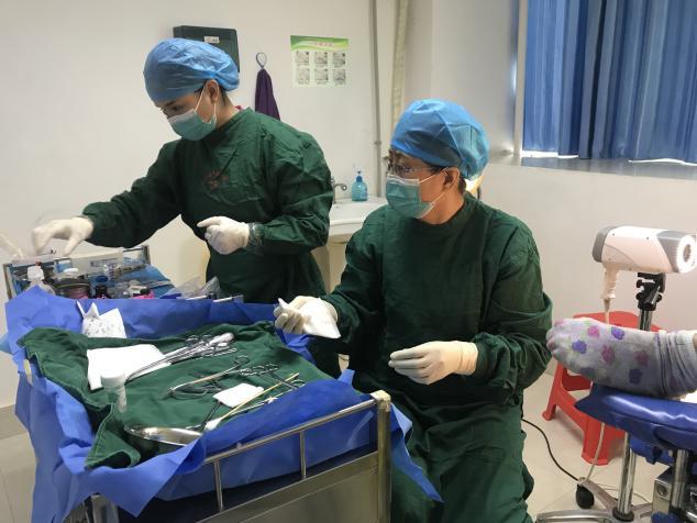 60多岁老人做宫腔镜图标