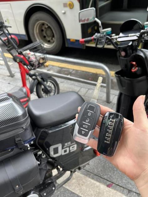 电瓶车箱子没钥匙怎么打开