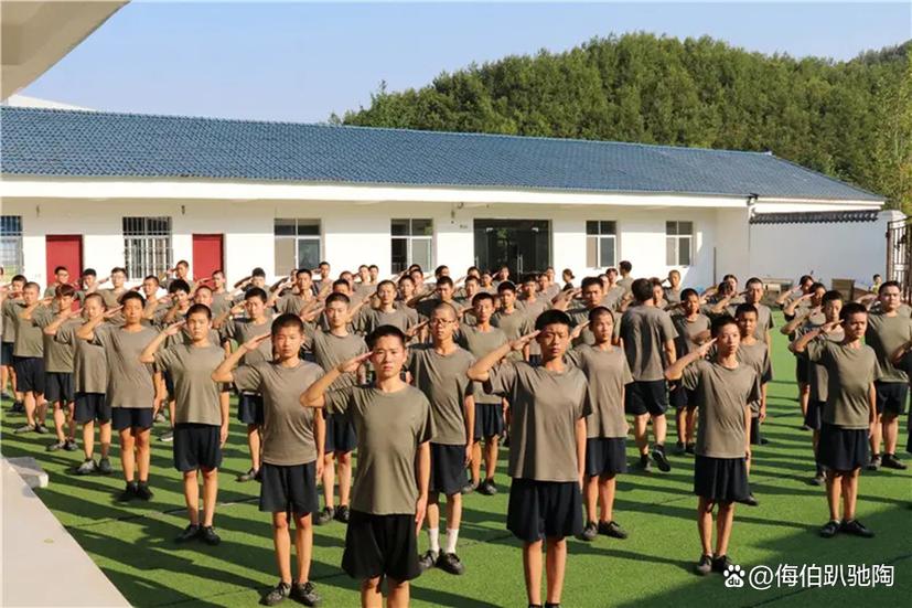封闭式训练营游戏截图