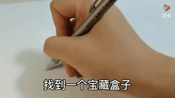 一个小女孩捡到一个盒子缩略图