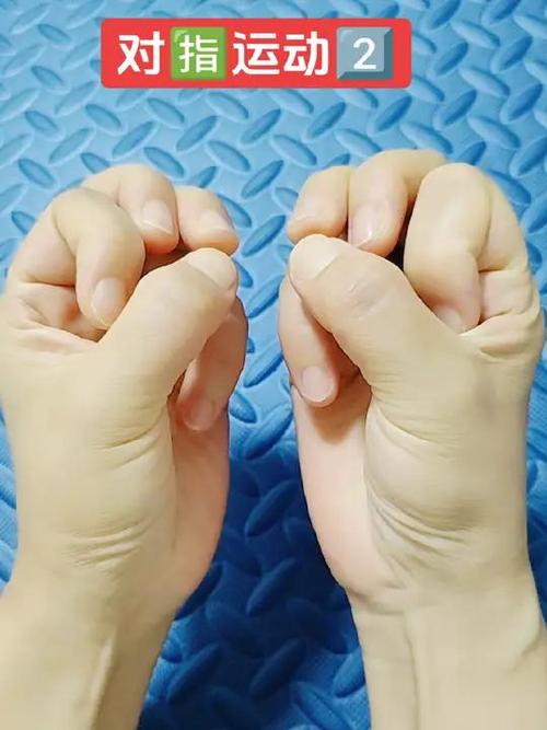 五指第一指节捏拢在一起
