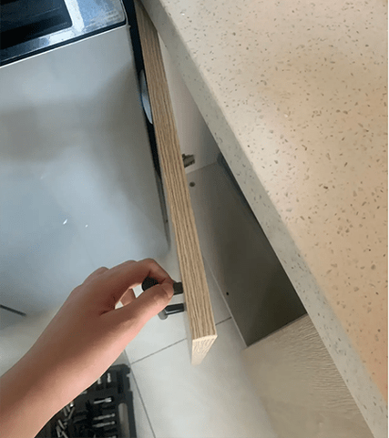 橱柜靠墙门打不开