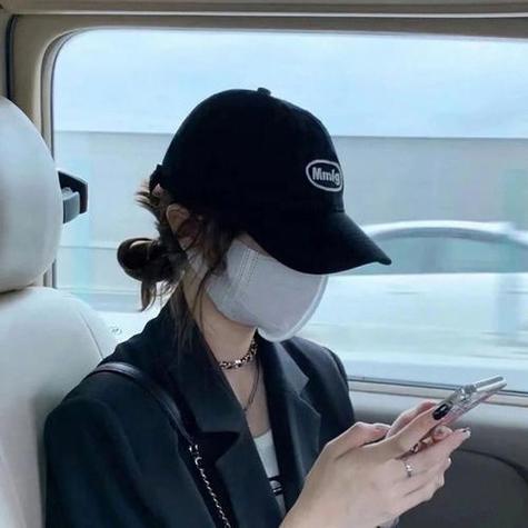 戴帽子的女生头像缩略图