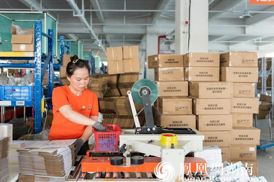 电商仓库打包图片