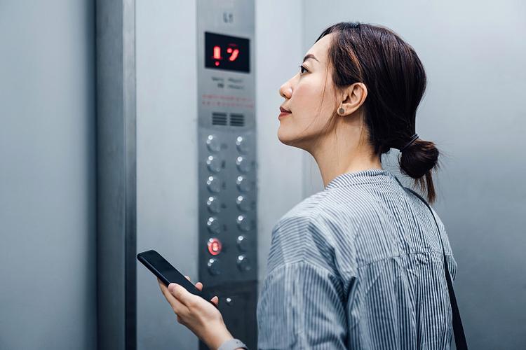 电梯里的女孩游戏缩略图