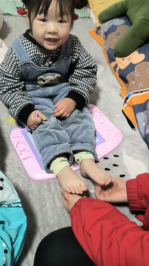 挠幼儿园小朋友痒痒缩略图