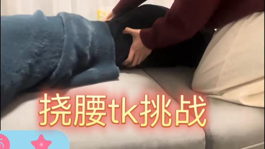 女生挠肚子腰痒痒缩略图