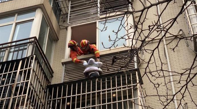 窗外被困女孩4399游戏免费缩略图