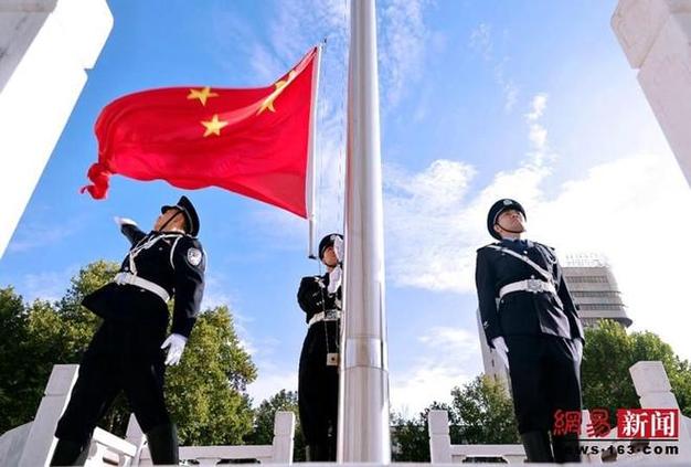 警察庆祝国庆节缩略图