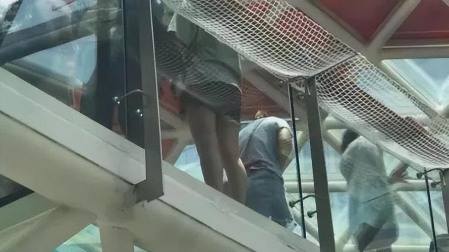 女生在男生面前很正经,不自在缩略图