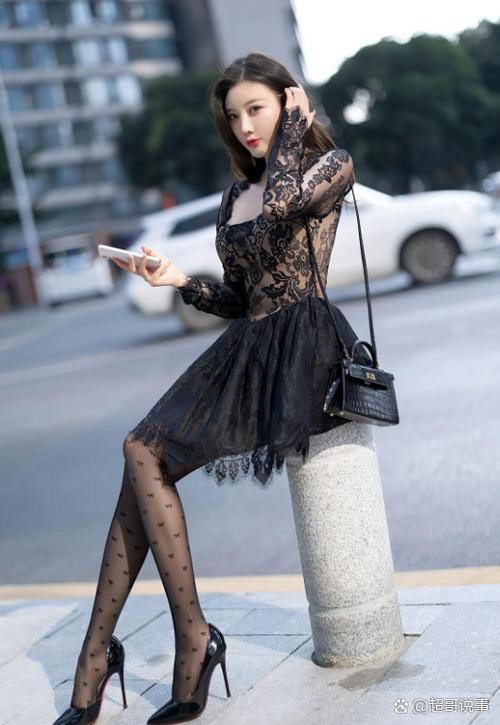 白色蕾丝透明打底衫里面穿什么游戏截图