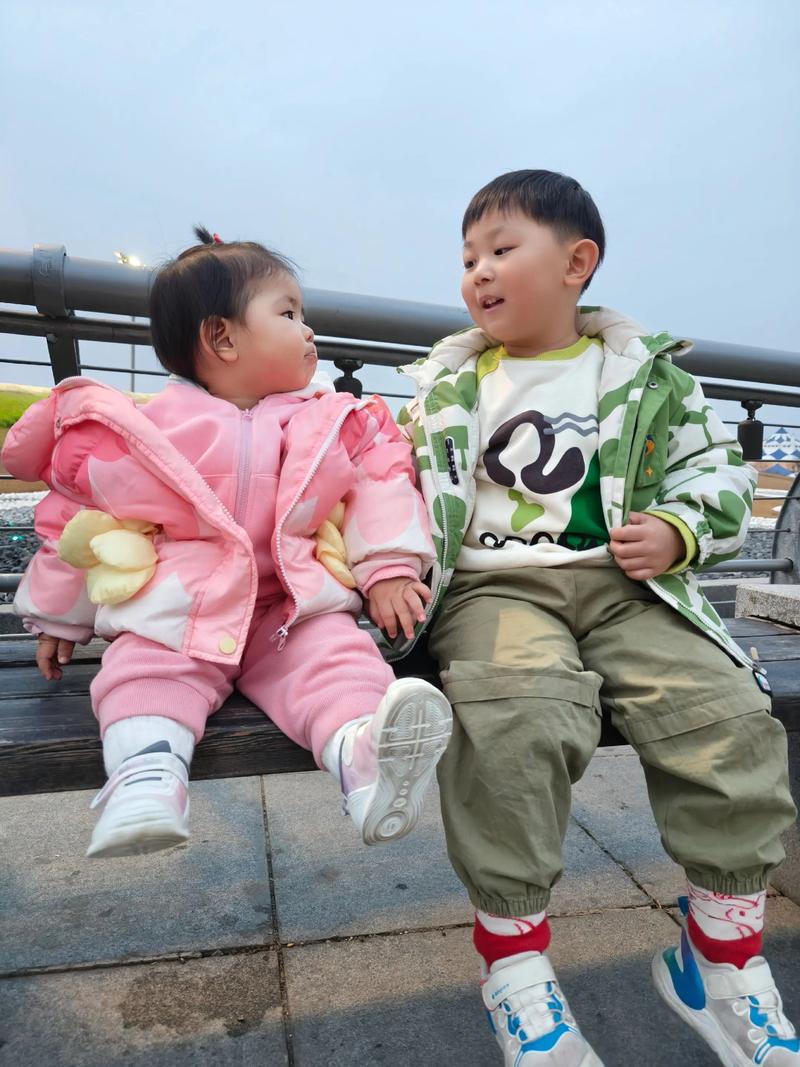 幼儿幼儿福建兄妹一起玩游戏