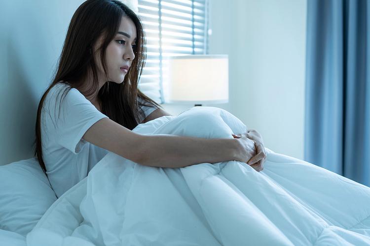 阴暗房间内的孤独少女缩略图