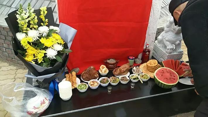 坟墓碑石泛红色预示什么缩略图