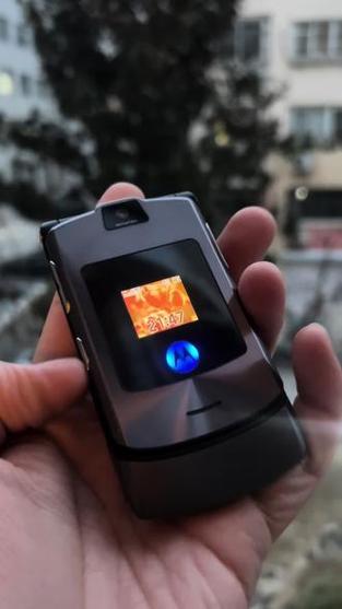 摩托罗拉金属翻盖手机缩略图