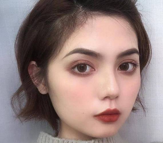说话喜欢动眉毛的女人图标