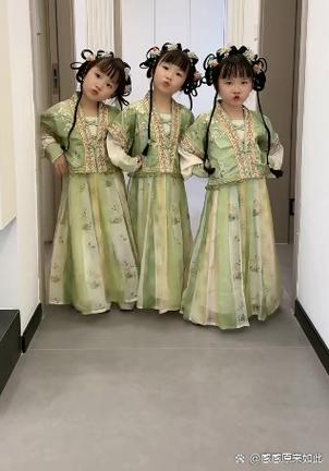 《三胞胎姐妹花》缩略图