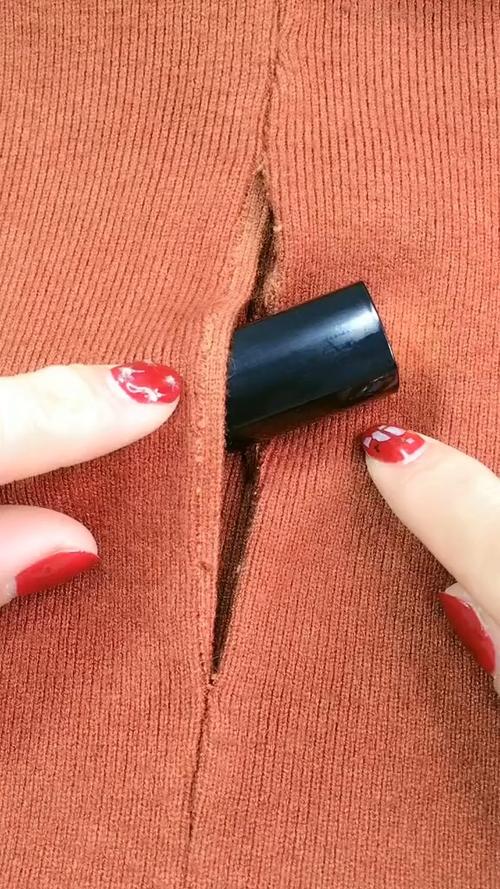 衣服烂了怎么缝看不出来游戏截图
