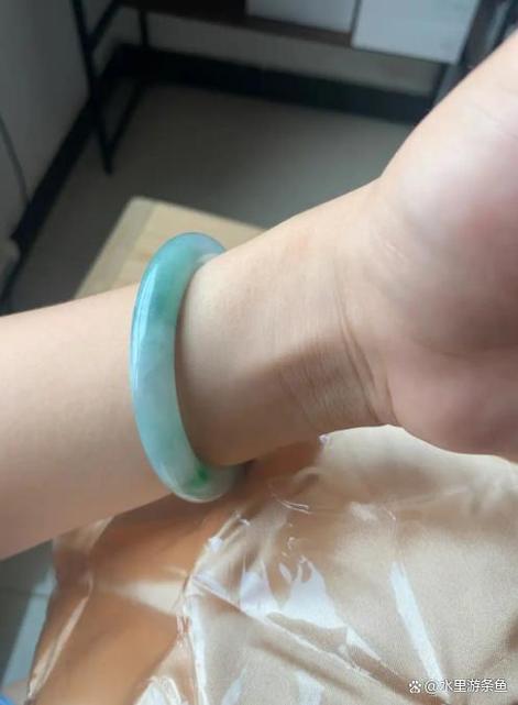 女人带玉镯玉镯戴左手还是右手图标