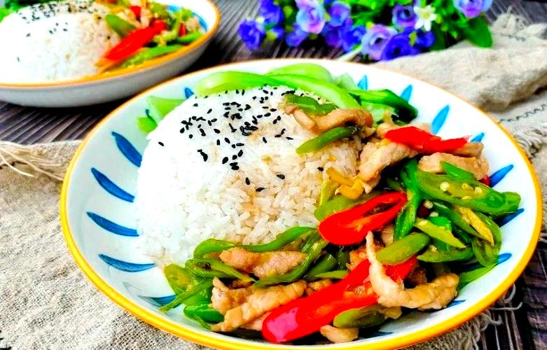 辣椒炒肉盖码饭图片缩略图