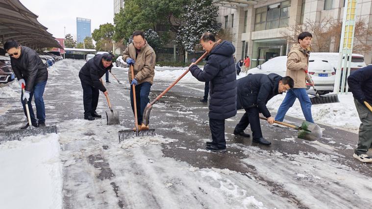 学校让学生扫雪合法么