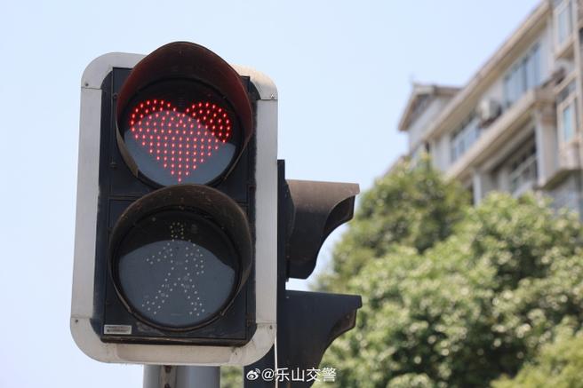 电脑开机键旁边的红灯一直亮缩略图