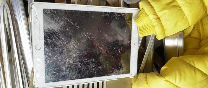 ipad屏幕边缘发黑闪烁图标