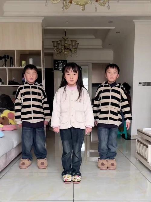 龙凤三胞胎二男一女图标