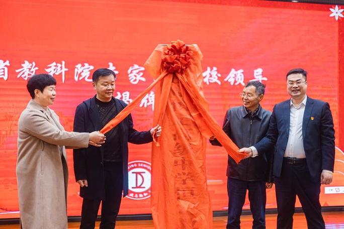表格如何使第一行不变的教程