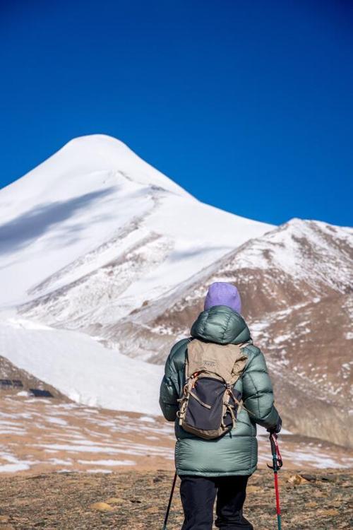 雪山logo的羽绒服牌子白色缩略图