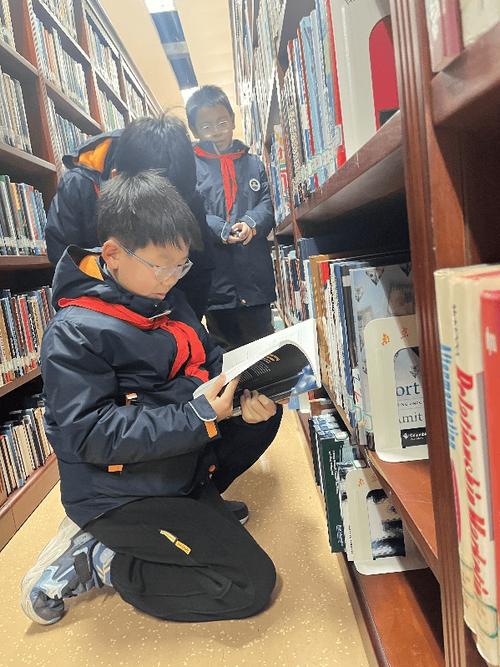 门总是自己关上怎么修