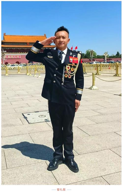 警察什么时候穿警礼服缩略图