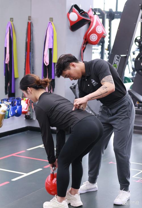 健身教练挣钱吗?