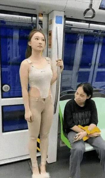 女生穿紧身连体衣