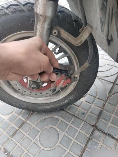 电动车刹车盘紧怎么调