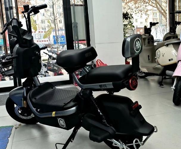 爱玛电动车大灯怎么调高低缩略图