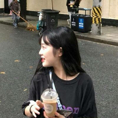 女生手握奶茶唯美图片