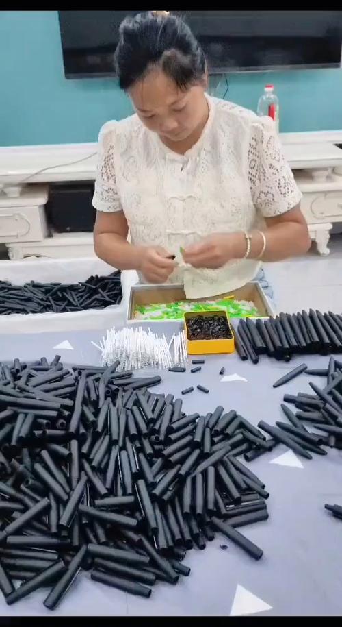 妇女在家做的手工活缩略图