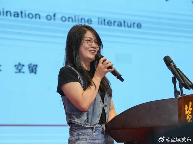 作家六月个人资料介绍游戏截图