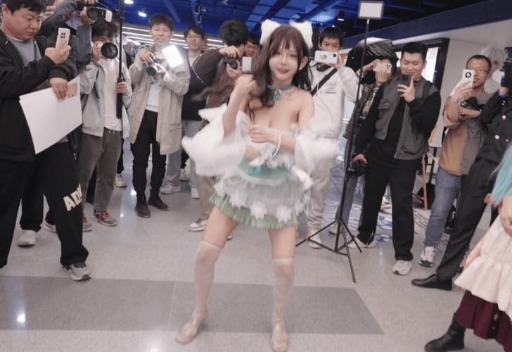 球球大作战女生全身照图标
