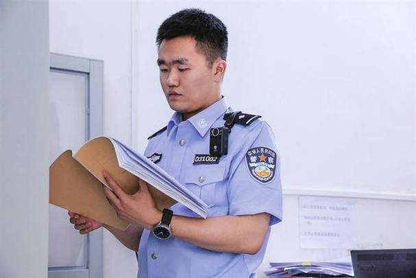 蓝色警服是什么警察缩略图