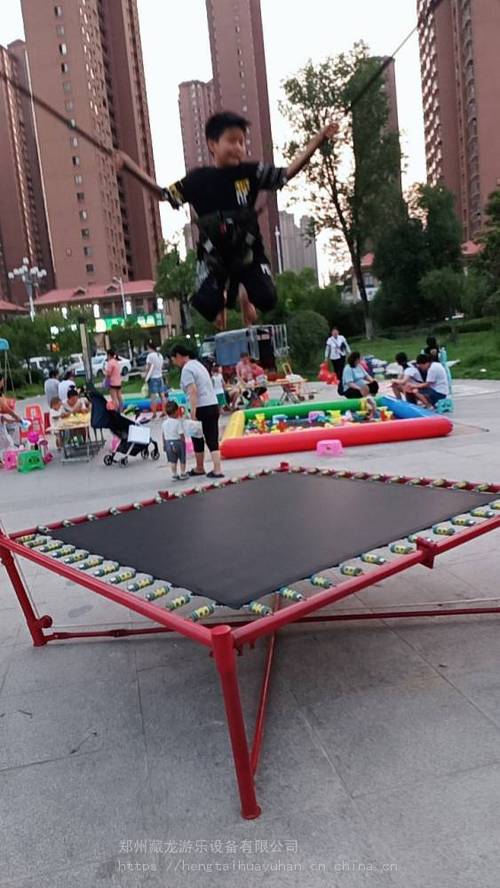 游乐园蹦蹦床游戏怎么玩
