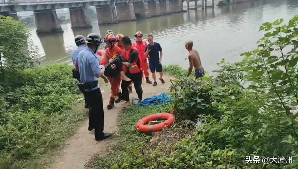 福建漳州三人跳江视频缩略图