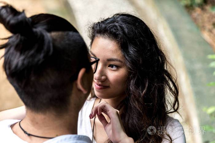 男生把头埋在女生脖颈处