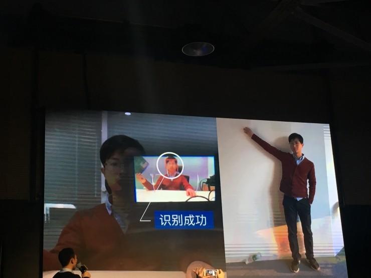 电脑突然屏幕很暗怎么办