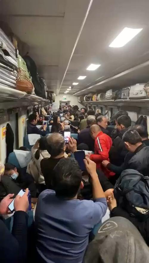 《拥挤的列车》动漫在线观看全集游戏截图
