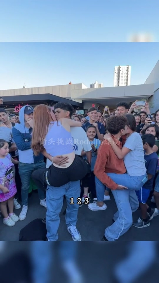 街头挑战索吻抱大腿合辑